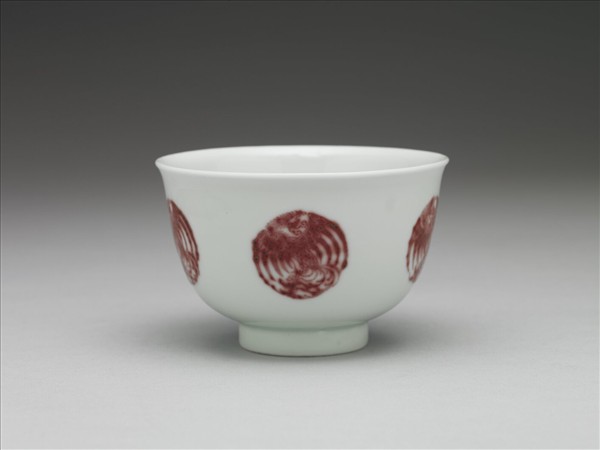 白瓷釉裡紅團鳳紋杯