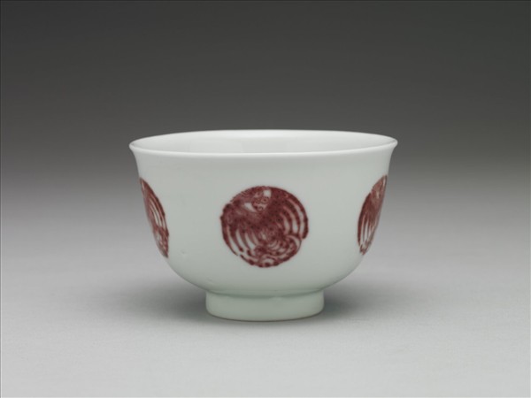 白瓷釉裡紅團鳳紋杯