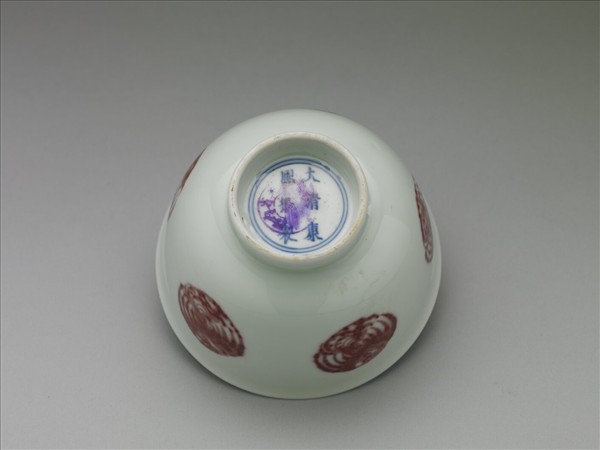 白瓷釉裡紅團鳳紋杯