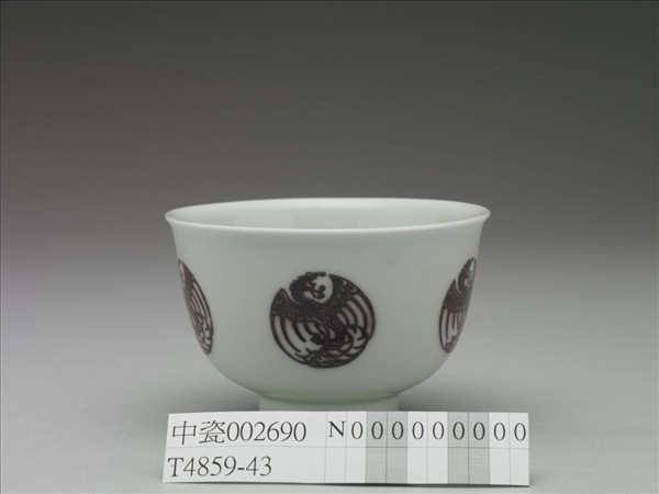 白瓷釉裡紅團鳳紋杯