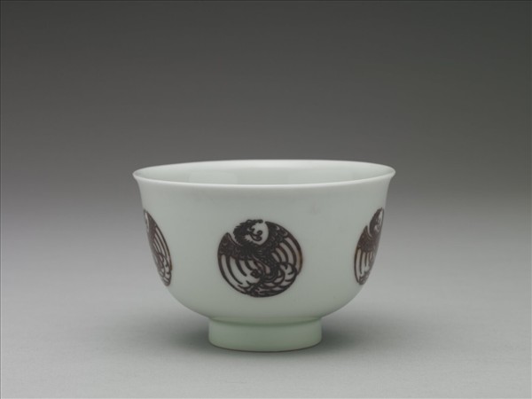 白瓷釉裡紅團鳳紋杯