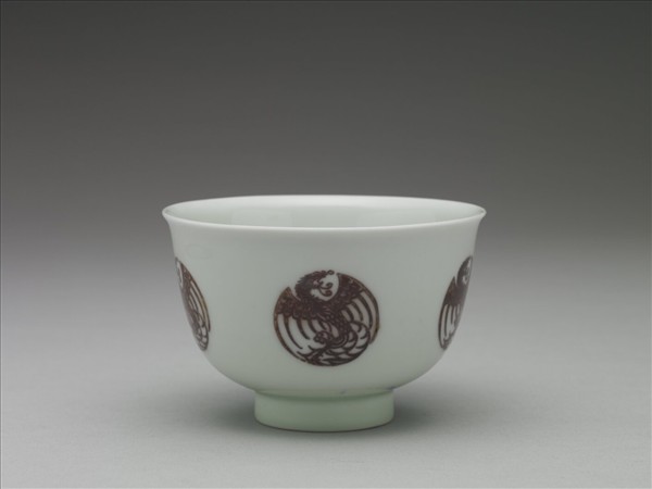 白瓷釉裡紅團鳳紋杯