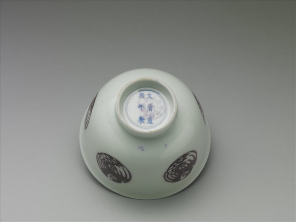 白瓷釉裡紅團鳳紋杯