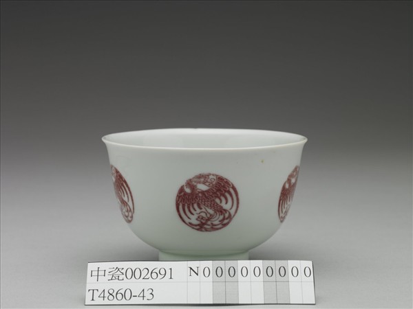 白瓷釉裡紅團鳳紋杯