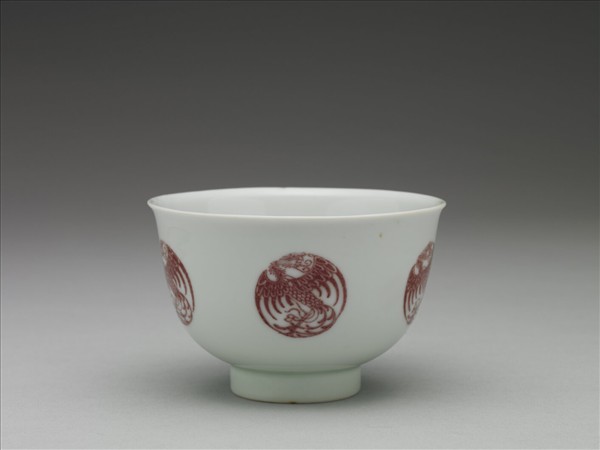 白瓷釉裡紅團鳳紋杯
