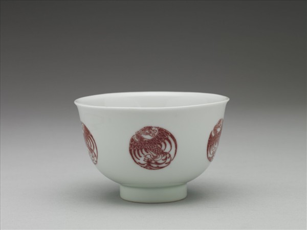 白瓷釉裡紅團鳳紋杯