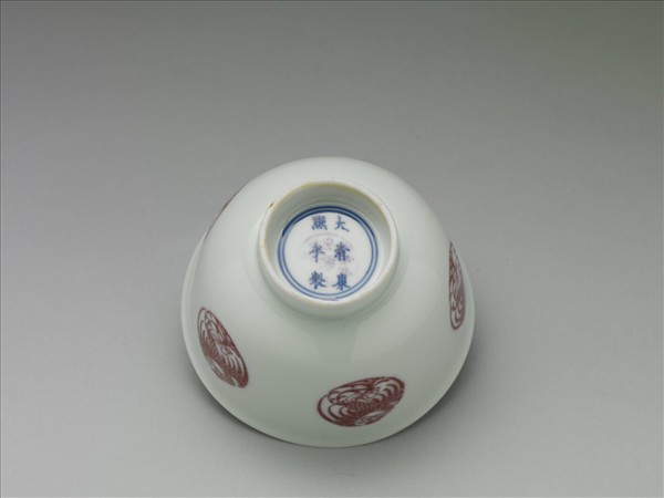 白瓷釉裡紅團鳳紋杯