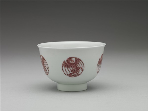 白瓷釉裡紅團鳳紋杯