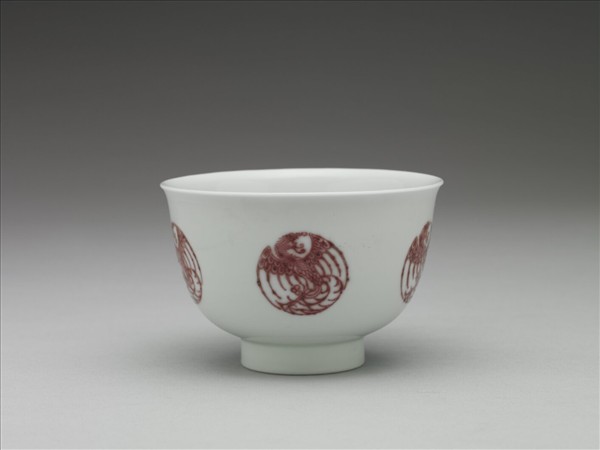 白瓷釉裡紅團鳳紋杯