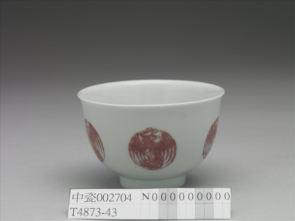 白瓷釉裡紅團鳳紋杯
