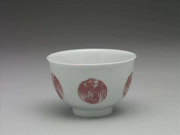 白瓷釉裡紅團鳳紋杯