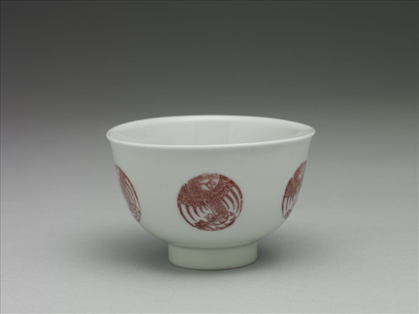 白瓷釉裡紅團鳳紋杯