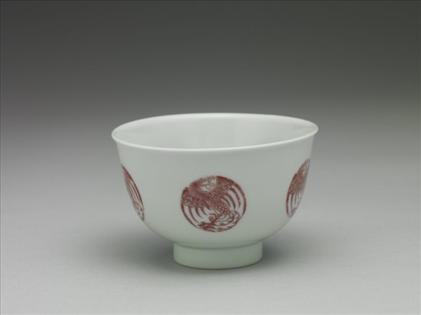 白瓷釉裡紅團鳳紋杯