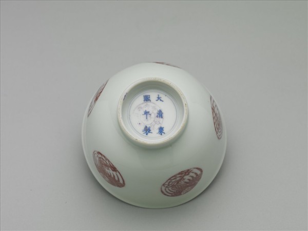 白瓷釉裡紅團鳳紋杯