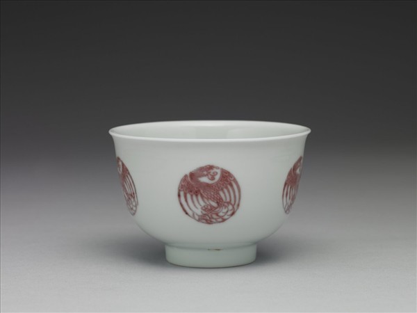 白瓷釉裡紅團鳳紋杯