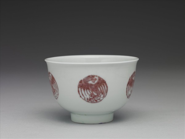 白瓷釉裡紅團鳳紋杯