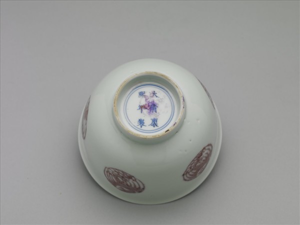 白瓷釉裡紅團鳳紋杯