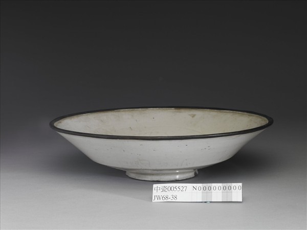 定窯 白瓷劃花蓮塘雙鳧紋盤