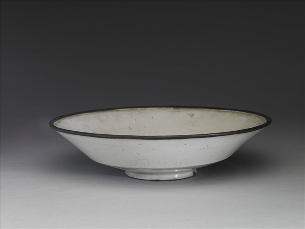 定窯 白瓷劃花蓮塘雙鳧紋盤