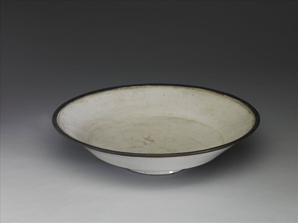 定窯 白瓷劃花蓮塘雙鳧紋盤