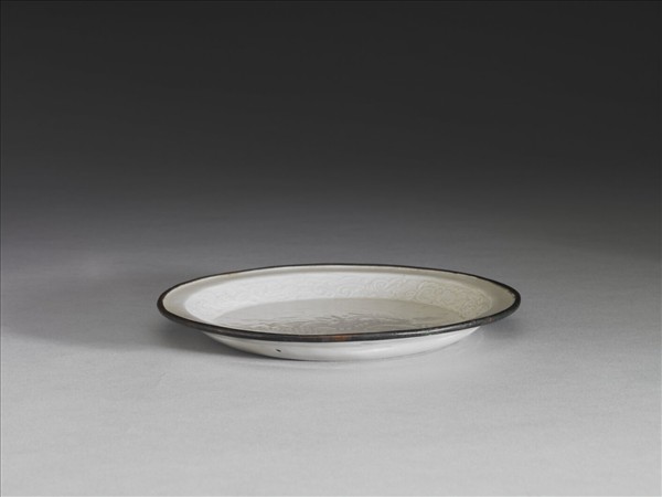 白瓷印花鴛鴦蓮塘紋折沿盤