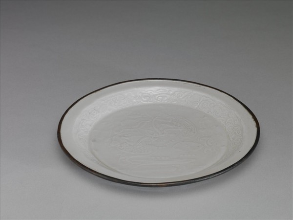 白瓷印花鴛鴦蓮塘紋折沿盤