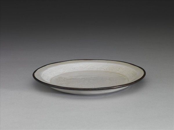 白瓷印花鴛鴦蓮塘紋折沿盤