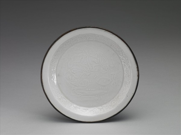 白瓷印花鴛鴦蓮塘紋折沿盤