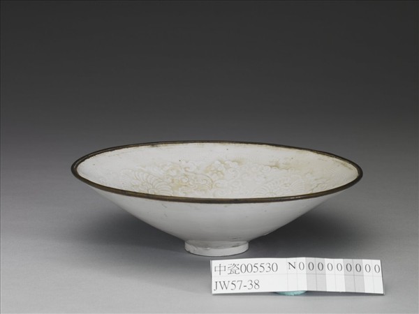 定窯 白瓷印花菊花紋碗