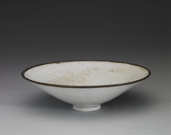 定窯 白瓷印花菊花紋碗