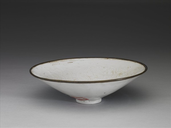 定窯 白瓷印花菊花紋碗