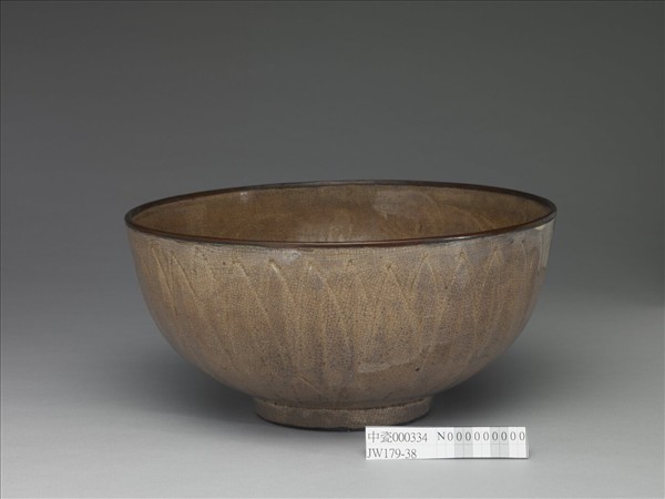 白瓷劃花蓮瓣紋碗