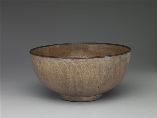 白瓷劃花蓮瓣紋碗