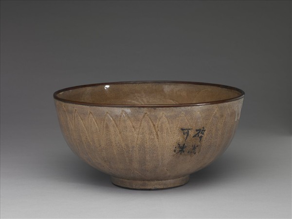 白瓷劃花蓮瓣紋碗