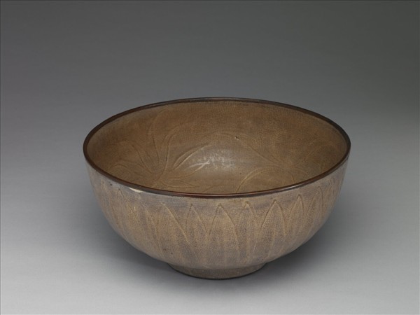 白瓷劃花蓮瓣紋碗