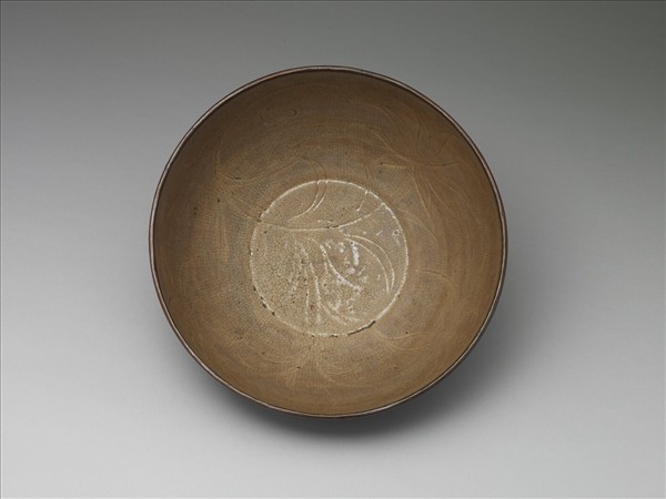 白瓷劃花蓮瓣紋碗