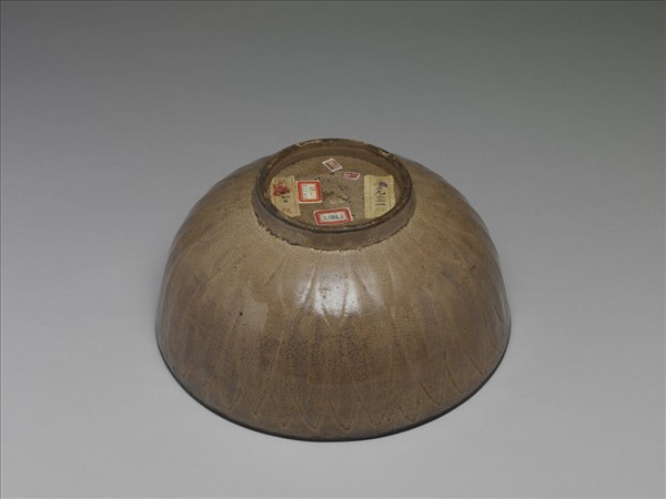 白瓷劃花蓮瓣紋碗