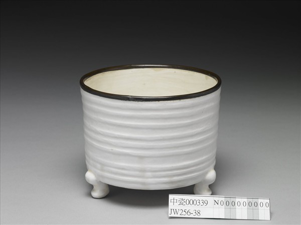 白瓷弦紋樽