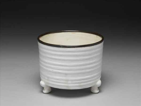 白瓷弦紋樽