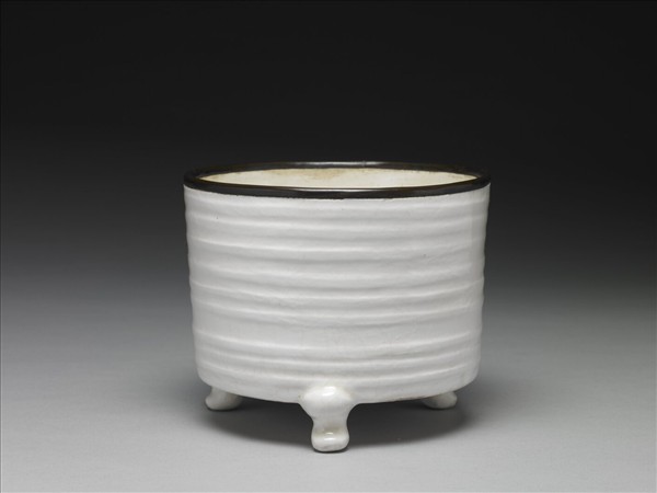白瓷弦紋樽