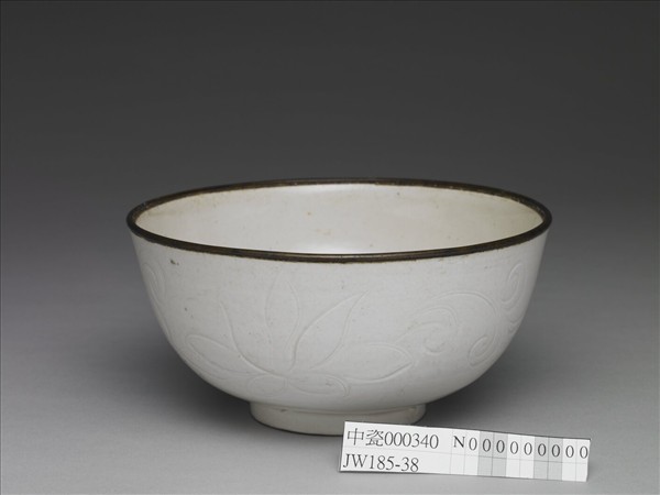 定窯 白瓷花卉紋碗
