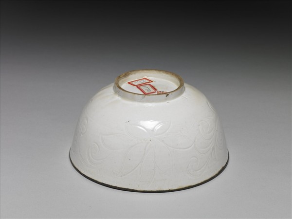 定窯 白瓷花卉紋碗