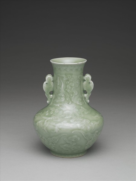 青瓷獸耳雲龍紋罐