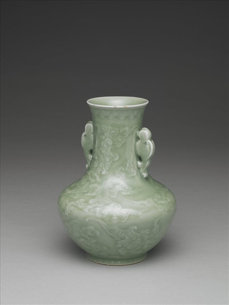 青瓷獸耳雲龍紋罐