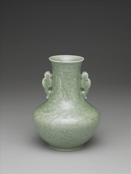 青瓷獸耳雲龍紋罐