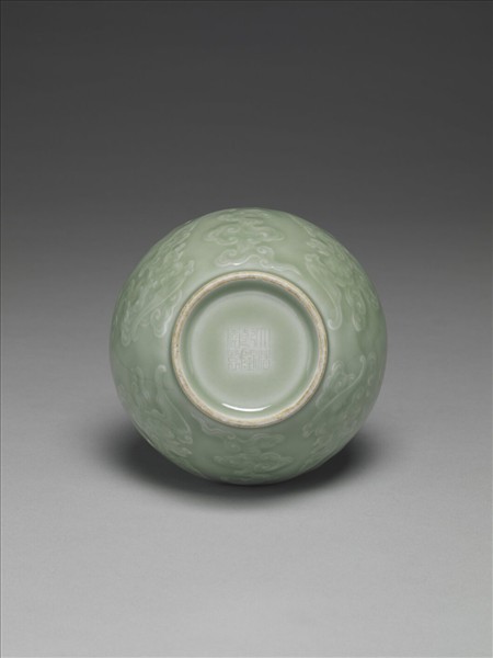 青瓷獸耳雲龍紋罐