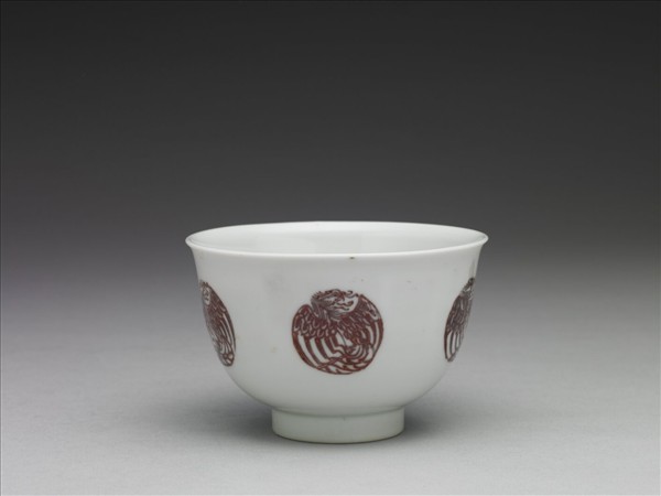 白瓷釉裡紅團鳳紋杯