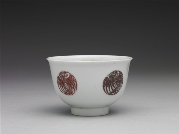 白瓷釉裡紅團鳳紋杯