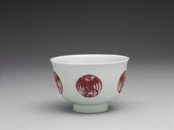白瓷釉裡紅團鳳紋杯