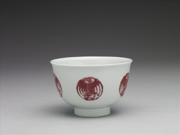 白瓷釉裡紅團鳳紋杯
